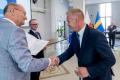 Osoby wręczające oraz beneficjenci odbierający listy gratulacyjne. 