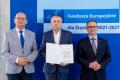 Osoby wręczające oraz beneficjenci odbierający listy gratulacyjne. 
