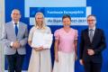 Osoby wręczające oraz beneficjenci odbierający listy gratulacyjne. 