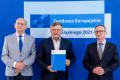 Osoby wręczające oraz beneficjenci odbierający listy gratulacyjne. 