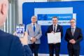 Osoby wręczające oraz beneficjenci odbierający listy gratulacyjne. 