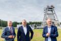 Uczestnicy briefingu: marszałek Wojciech Saługa, prezydent Jaworzna Paweł Silbert oraz Wojciech Kamiński, prezes zarządu Południowego Koncernu Węglowego. W tle szyb kopalniany. 