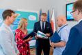 Umowę podpisali Joanna Bojczuk i Rafał Adamczyk, członkowie Zarządu Województwa Śląskiego oraz Michał Wasilewski, prezes Aplan Media. 