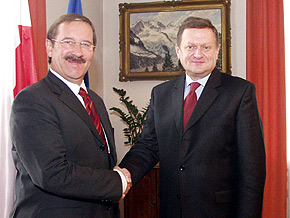  Minister Gospodarki i Pracy Pólnocnej Nadrenii-Westfalii Harald Schartau (z lewej) i marszałek Michał Czarski 
