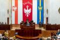 Przekazane umowy dla OSP w Sali Sejmu Śląskiego. 