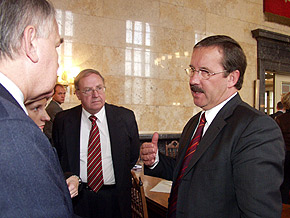  Minister Gospodarki i Pracy PNW Harald Schartau w rozmowie z członkiem Zarządu Województwa Śląskiego Marianem Jaroszem 