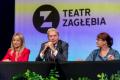 Podpisanie umowy na scenie w teatrze. 