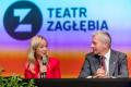 Podpisanie umowy na scenie w teatrze. 