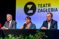 Podpisanie umowy na scenie w teatrze. 