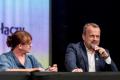 Podpisanie umowy na scenie w teatrze. 