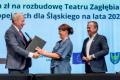 Podpisanie umowy na scenie w teatrze. 