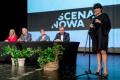 Podpisanie umowy na scenie w teatrze. 