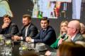 Uczestnicy debaty przy okrągłym stole. 