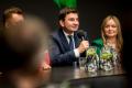 Uczestnicy debaty przy okrągłym stole. 