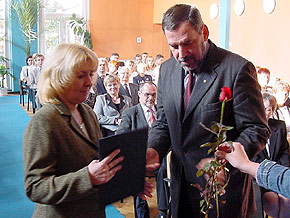  Nagrodę Marszałka odbiera Małgorzata Grzeja z Medycznego Studium Zawodowego Nr 1 w Zabrzu 