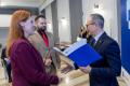 Beneficjenci odbierają listy gratulacyjne. 