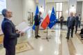 Beneficjenci odbierają listy gratulacyjne. 