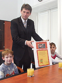  Dzieci z rudzkiego ośrodka przyniosły własnoręcznie wykonany dyplom 