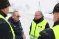 Wicemarszalek Grzegorz Boski, wójt gminy Istebna Stanisław Legierski i Zbigniew Tabor, dyrektor ZDW podczas wizyty na drogach wojewódzkich w Istebnej i Milówce. 