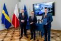 Podpisy pod dokumentem podczas briefingu prasowego złożyli: wicemarszałek województwa Grzegorz Boski, prezes Kolei Śląskich Krzysztof Klimosz i wiceprezes firmy Newag, Józef Michalik. 