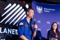 Sławosz Uznański-Wiśniewski zwiedza Planetarium w Chorzowie. 