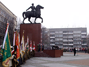 Uroczystości pod Pomnikiem Marszałka Józefa Piłsudskiego w Katowicach 