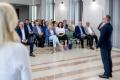 Uczestnicy uroczystości odbierają listy gratulacyjne. 