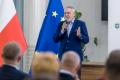 Uczestnicy uroczystości odbierają listy gratulacyjne. 