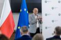 Uczestnicy uroczystości odbierają listy gratulacyjne. 