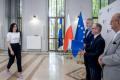Uczestnicy uroczystości odbierają listy gratulacyjne. 