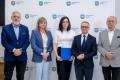 Uczestnicy uroczystości odbierają listy gratulacyjne. 