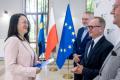 Uczestnicy uroczystości odbierają listy gratulacyjne. 