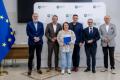 Uczestnicy uroczystości odbierają listy gratulacyjne. 