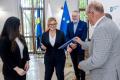 Uczestnicy uroczystości odbierają listy gratulacyjne. 