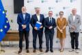 Uczestnicy uroczystości odbierają listy gratulacyjne. 