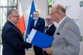 Uczestnicy uroczystości odbierają listy gratulacyjne. 