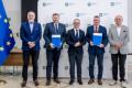 Uczestnicy uroczystości odbierają listy gratulacyjne. 