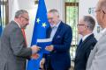 Uczestnicy uroczystości odbierają listy gratulacyjne. 
