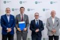 Uczestnicy uroczystości odbierają listy gratulacyjne. 