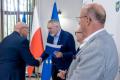 Uczestnicy uroczystości odbierają listy gratulacyjne. 
