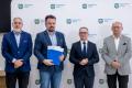 Uczestnicy uroczystości odbierają listy gratulacyjne. 
