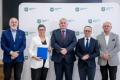 Uczestnicy uroczystości odbierają listy gratulacyjne. 