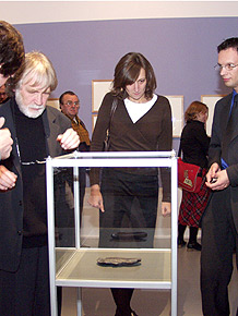  O pracach Josepha Beuysa znajdujących się w Muzeum Schloss Moyland opowiadał dr Ron Manheim (pierwszy z lewej) 
