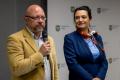 Przedstawiciele kół gospodyń wiejskich odbierają umowy. 