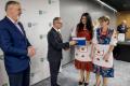 Przedstawiciele kół gospodyń wiejskich odbierają umowy. 