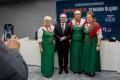 Przedstawiciele kół gospodyń wiejskich odbierają umowy. 