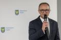 Przedstawiciele kół gospodyń wiejskich odbierają umowy. 