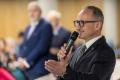 Przedstawiciele kół gospodyń wiejskich odbierają umowy. 