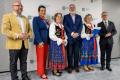Przedstawiciele kół gospodyń wiejskich odbierają umowy. 