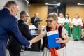 Przedstawiciele kół gospodyń wiejskich odbierają umowy. 